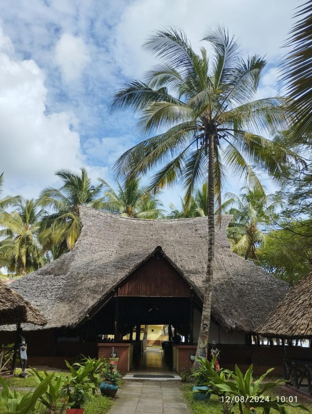 Sunrise Beach Resort Dar es Salaam Bagian luar foto